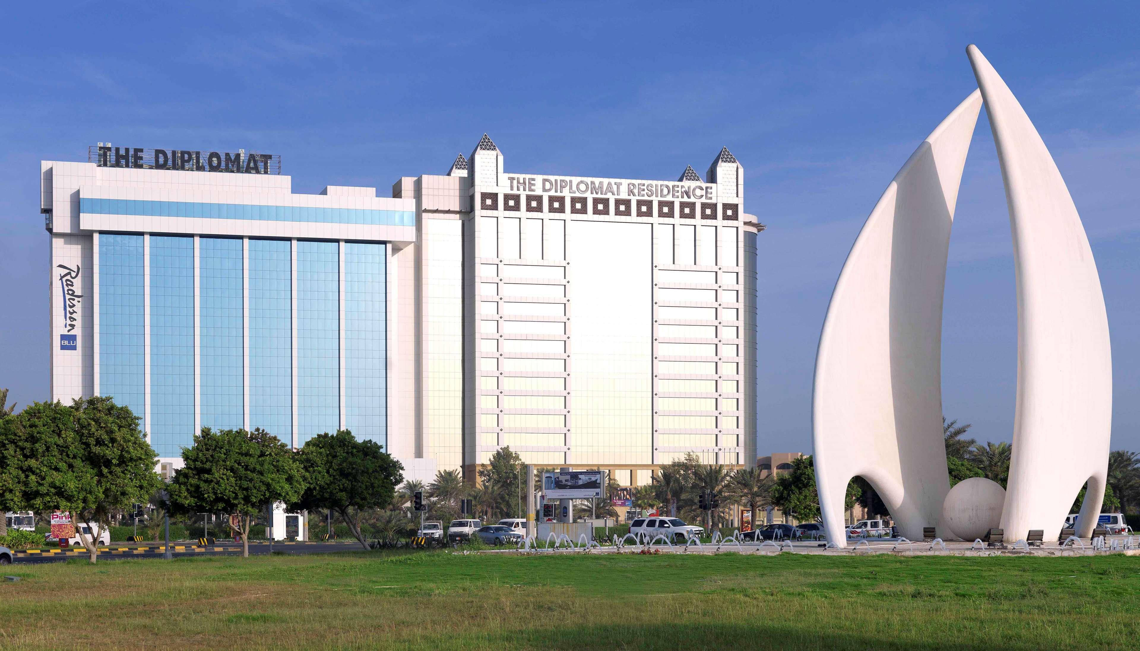 The Diplomat Radisson Blu Hotel Residence & Spa Manama Dış mekan fotoğraf